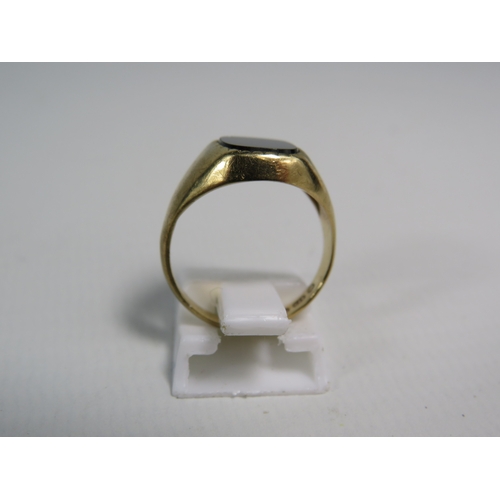 348 - 9ct gold onyx signet ring, finger size 