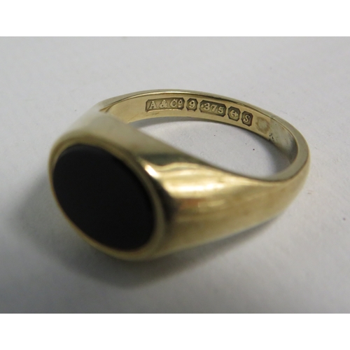 352 - 9ct gold onyx signet ring, finger size 