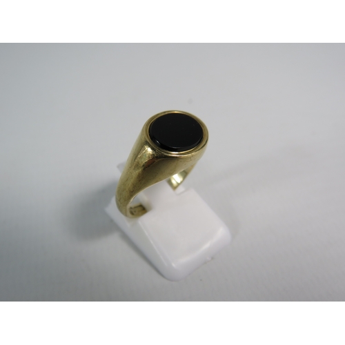 352 - 9ct gold onyx signet ring, finger size 