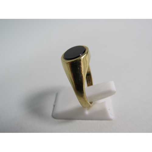 352 - 9ct gold onyx signet ring, finger size 