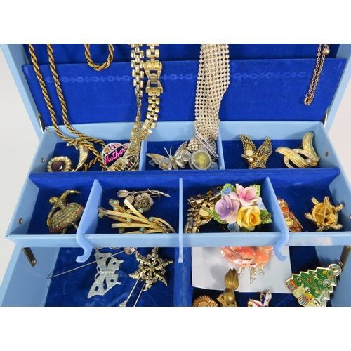 363 - Jewellery box and selection of good quality vintage costume jewellery, see pics