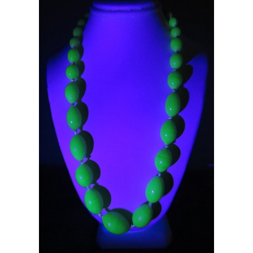 399 - Vintage Uranium Czech beaded glass necklace, 17