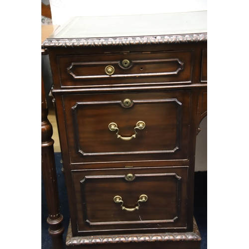 1225 - Leather topped kneehole desk which measures approx H:40 x W48 x D:20 inches   . Medial unit to one s... 