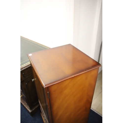 1225 - Leather topped kneehole desk which measures approx H:40 x W48 x D:20 inches   . Medial unit to one s... 