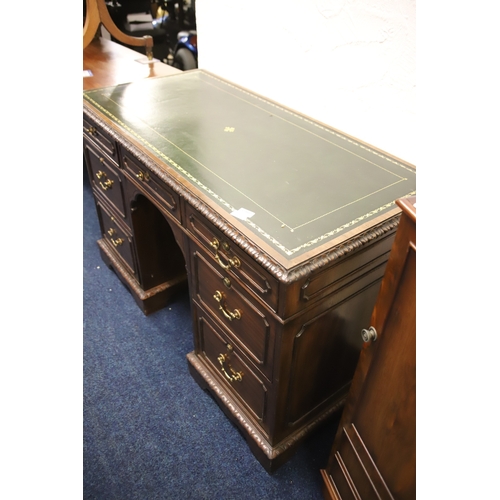 1225 - Leather topped kneehole desk which measures approx H:40 x W48 x D:20 inches   . Medial unit to one s... 