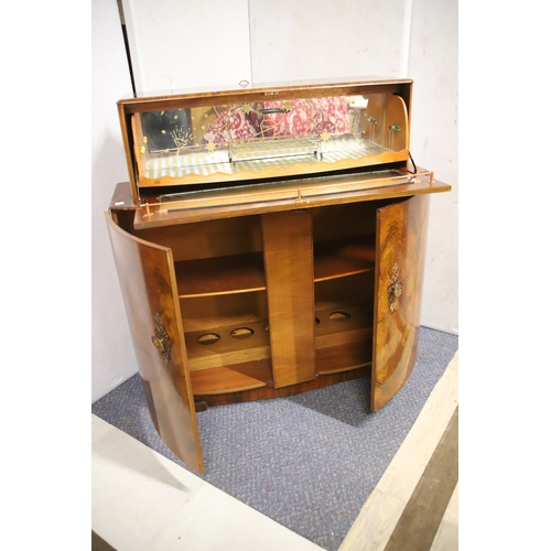 1230 - 1930's/40's era Drinks cabinet by Sureline in very good overall condition  Measures approx H:44 x W:... 