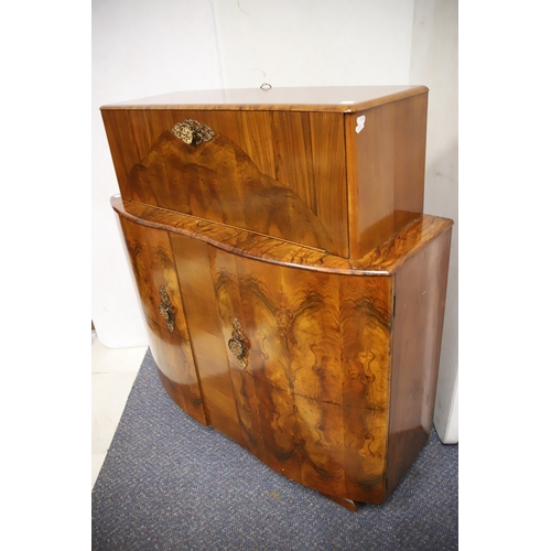 1230 - 1930's/40's era Drinks cabinet by Sureline in very good overall condition  Measures approx H:44 x W:... 