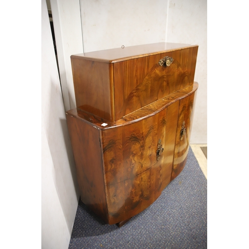 1230 - 1930's/40's era Drinks cabinet by Sureline in very good overall condition  Measures approx H:44 x W:... 