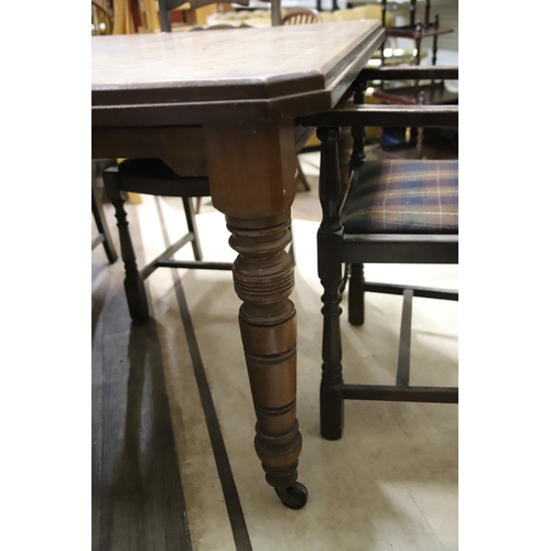 1231 - Medium sized Mahogany extending table with Four Dining chairs and Two Carver chairs H:30 x W:59 x D:... 