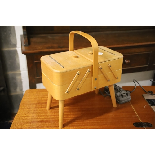 1260 - Vintage Singer Sewing machine with worktable together with cantilever sewing basket. Model Number 20... 