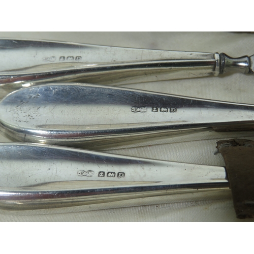 1029 - Very Pretty Silver Manicure set, Hallmarked for Birmingham 1928, Comes in original Soft carry wrap. ... 