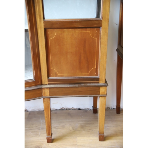 1274 - Edwardian Era Bow Panel Display cabinet in very good condition. (Ex Potters Display Cabinet)  Measur... 