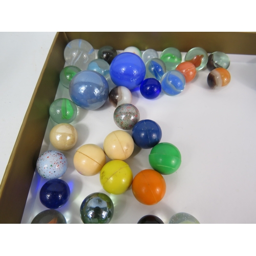 1492 - Selection of vintage glass marbles, various sizes.