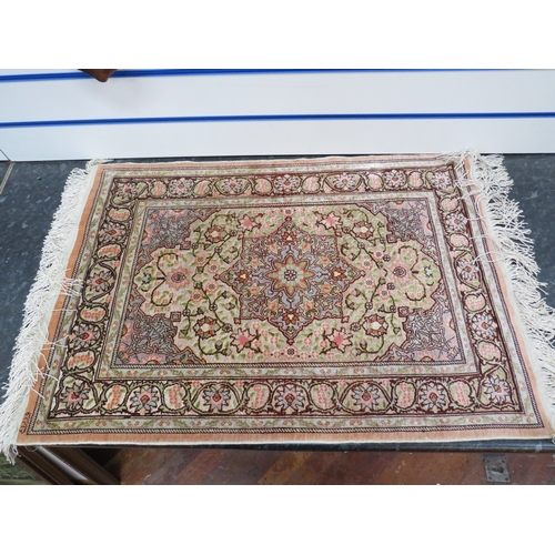 1177 - Beautiful Hand made Turkish Silk Prayer Mat,  made by Hali Sarayi of Instanbul, Double knot and frin... 