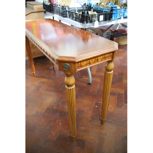 1704 - Console Sofa Table fluted legs. Measures approx H:24 x W:47 x D:15 inches. See photos.