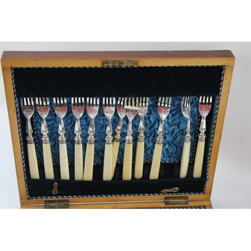 323 - Vintage Silver Plate Cutlery Set Fish Sets Floral Detail W/ Wooden Case 476376