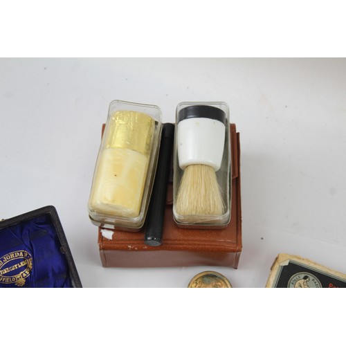 335 - Mens Grooming Collectables Vintage Inc Safety Razor Vintage Grooming Kit Job Lot 578401