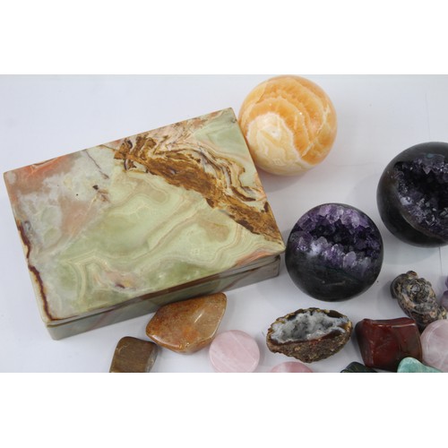 339 - Gemstone Crystal Collectables Assorted Inc Moon Shaped Marble Buddha Orbs 578437