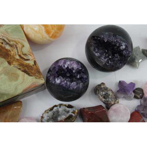 339 - Gemstone Crystal Collectables Assorted Inc Moon Shaped Marble Buddha Orbs 578437