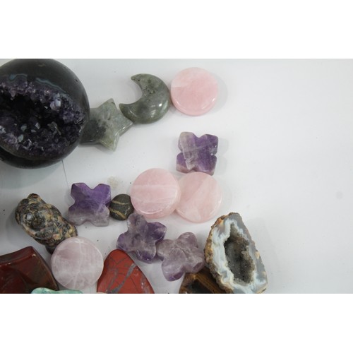 339 - Gemstone Crystal Collectables Assorted Inc Moon Shaped Marble Buddha Orbs 578437