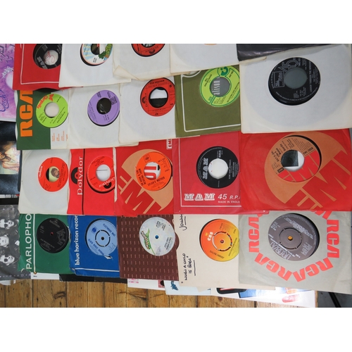 560 - Collection of 90+ vinyl 7-inch singles (45 RPM records) featuring various artists from 1960s-1990s. ... 
