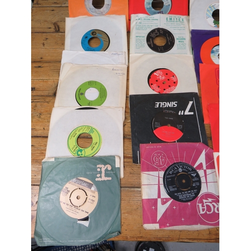 Large collection of 90+ vinyl 7-inch singles (45 RPM records) featuring ...