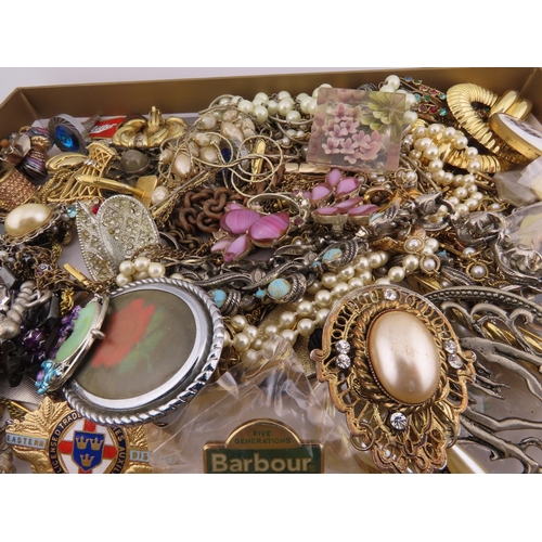 131 - A large quantity of vintage and costume jewellery, comprising assorted necklaces, brooches, bracelet... 