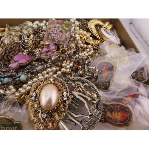 131 - A large quantity of vintage and costume jewellery, comprising assorted necklaces, brooches, bracelet... 