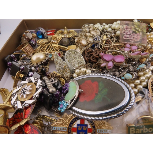 131 - A large quantity of vintage and costume jewellery, comprising assorted necklaces, brooches, bracelet... 