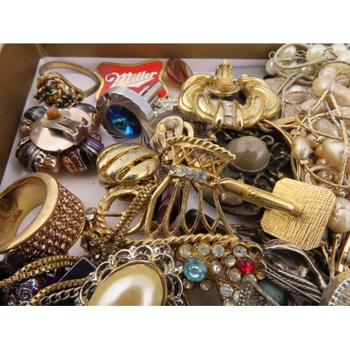 131 - A large quantity of vintage and costume jewellery, comprising assorted necklaces, brooches, bracelet... 