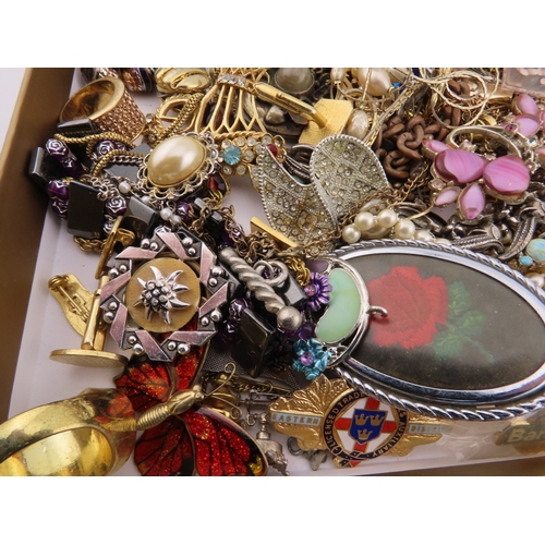 131 - A large quantity of vintage and costume jewellery, comprising assorted necklaces, brooches, bracelet... 