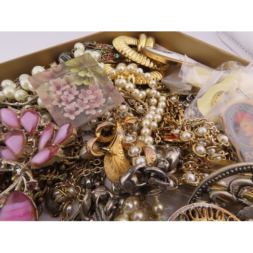 131 - A large quantity of vintage and costume jewellery, comprising assorted necklaces, brooches, bracelet... 