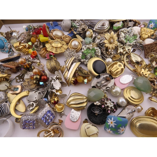 87 - Tray of assorted earrings and small jewellery items A large mixed quantity of earrings and small pie... 