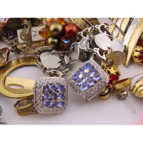 87 - Tray of assorted earrings and small jewellery items A large mixed quantity of earrings and small pie... 