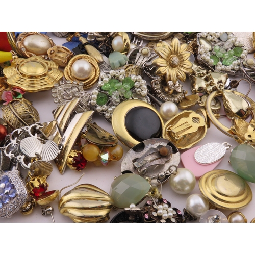 87 - Tray of assorted earrings and small jewellery items A large mixed quantity of earrings and small pie... 