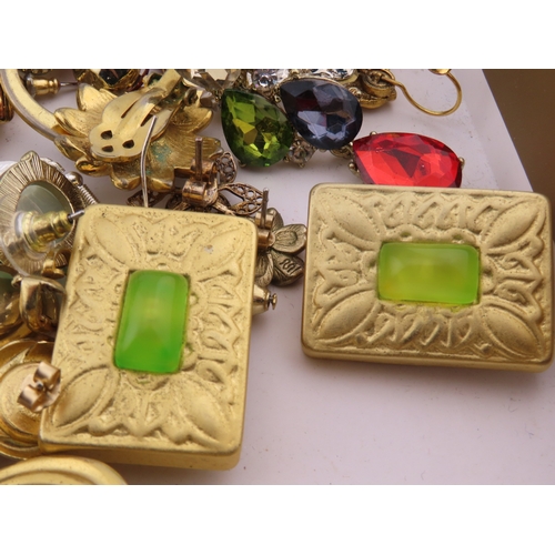 87 - Tray of assorted earrings and small jewellery items A large mixed quantity of earrings and small pie... 