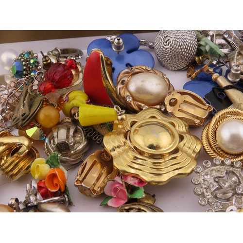 87 - Tray of assorted earrings and small jewellery items A large mixed quantity of earrings and small pie... 