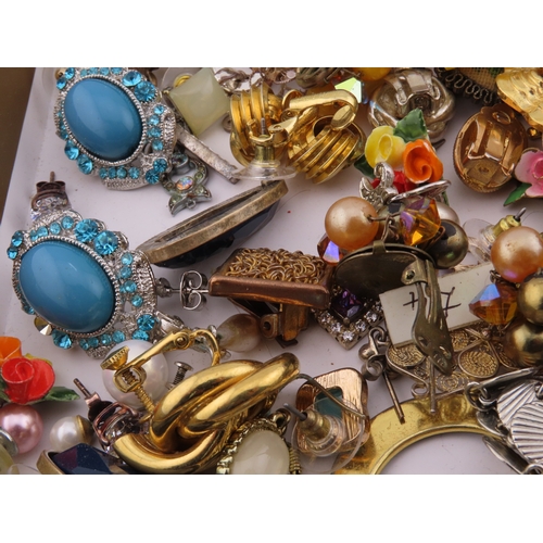 87 - Tray of assorted earrings and small jewellery items A large mixed quantity of earrings and small pie... 