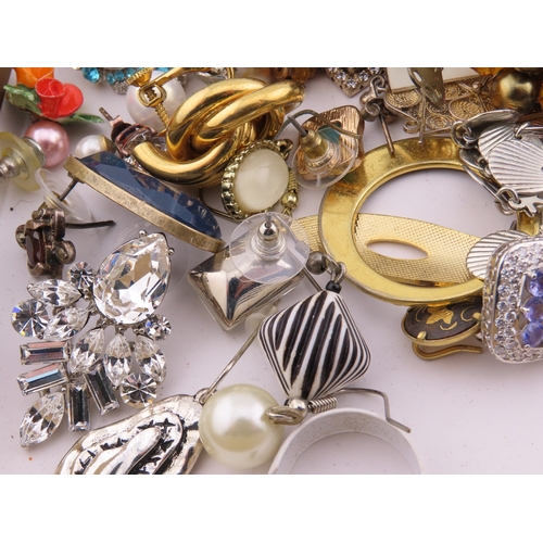 87 - Tray of assorted earrings and small jewellery items A large mixed quantity of earrings and small pie... 
