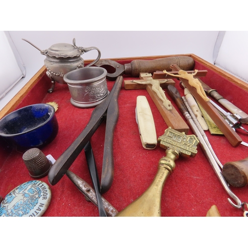 136 - Tray of small antiques and curios, including thimbles, blue salt, crucifixes, sewing tools, metalwar... 