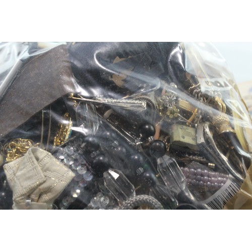 Unsorted Bulk Accessories & Miscellaneous Items Job Lot 3994g 2307174