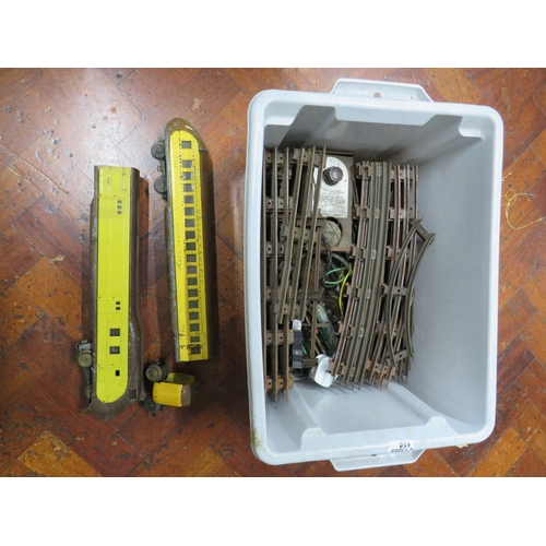 234 - Lionel Lines O gauge train set: yellow Union Pacific articulated coaches and locomotive with quantit... 