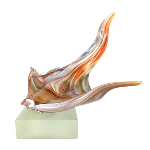 72 - Murano glass stingray on frosted base - 28cm x 27cm x 27cm