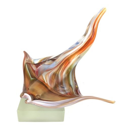 72 - Murano glass stingray on frosted base - 28cm x 27cm x 27cm