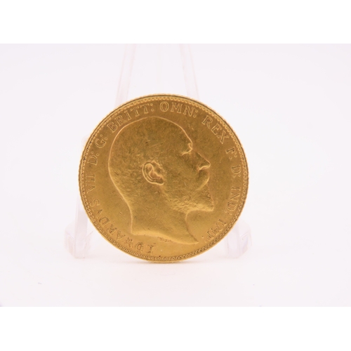186 - A gold full sovereign dated 1907, struck in 22 carat gold and featuring the St George and the Dragon... 
