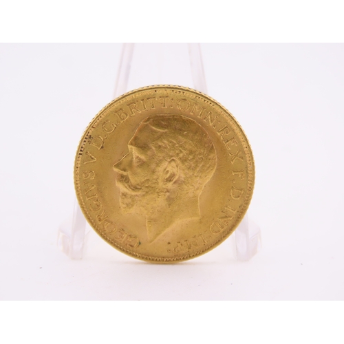 187 - A gold full sovereign dated 1913, struck in 22 carat gold and featuring the St George and the Dragon... 