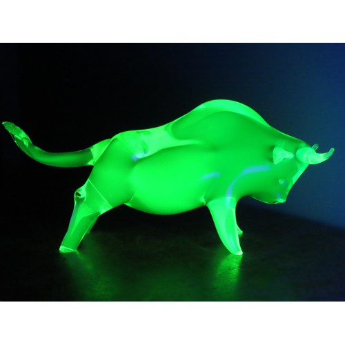 98 - A large Murano uranium glass bull figure, of elongated form, with graduated green and yellow tones. ... 