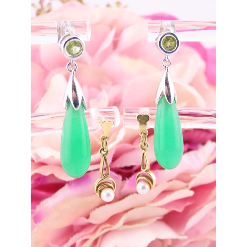 303 - A small group of jewellery comprising 9ct gold pearl earrings, sterling silver Minnie Mouse pendant,... 