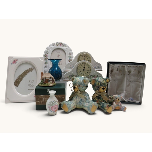 A mixed collection of decorative collectables including Aynsley and ...