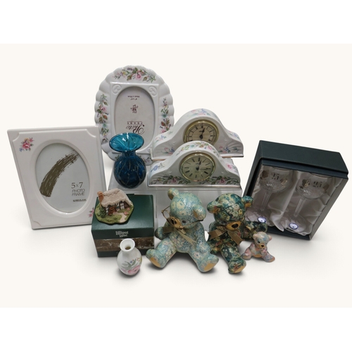 A mixed collection of decorative collectables including Aynsley and ...